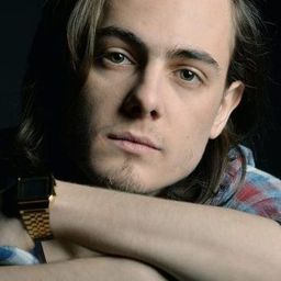 Olasz Renátó 飾演 Zoltán