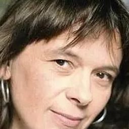 Marion Stalens 飾演 Veterinarian