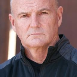 Steve Mokate 飾演 James