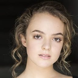 Lucinda Armstrong Hall 飾演 Renee