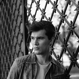 Nick Marini 飾演 Bobby