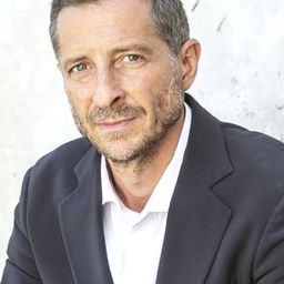 Alessandro Demcenko 飾演 Fra Guglielmo