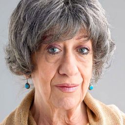 艾森·格魯達 飾演 Ayşen