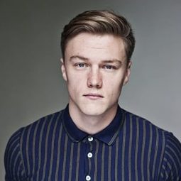 Sam Gittins 飾演 Nick