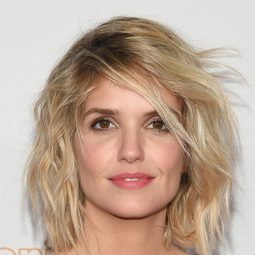 蘿倫絲·安妮 飾演 Self - Guest