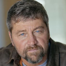 Chris Mullinax 飾演 Colin