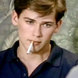 Adam Nathan 飾演 Peter