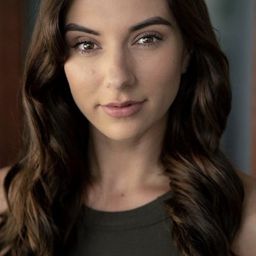 Bianca Zouppas 飾演 Isabel