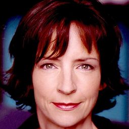 Sharon McFarlane 飾演 