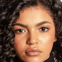 Gabriella Surodjawan 飾演 Teen Camilla