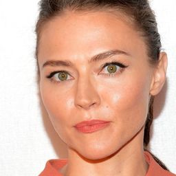 崔絲坦·唐 飾演 Sister