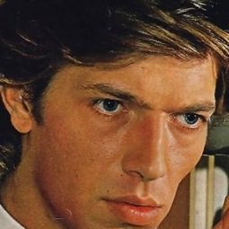 Cesare Barro 飾演 James