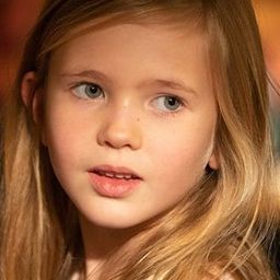 Clementine Grenier 飾演 Charlotte