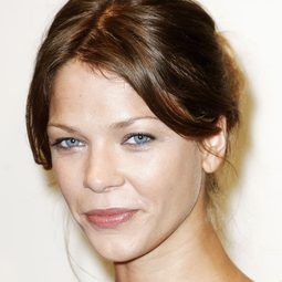 潔西卡·史瓦茲 - 再生門演員 飾演Maja Andernach