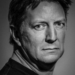 Per Svensson 飾演 Underhuggare 2