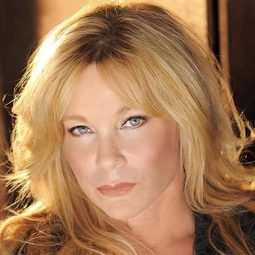 Linda Dona 飾演 Bartender #2