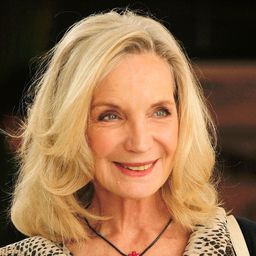 Marie-Christine Adam 飾演 Ms. Schneider