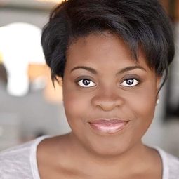 Lateefah Holder 飾演 Sharon