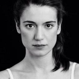 Alba Pujol 飾演 Micaela / Enriqueta (voice)