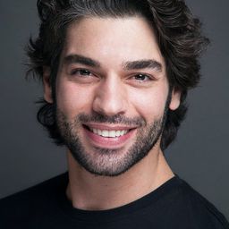 蘇克魯·奧奇爾迪茲 飾演 Özgür