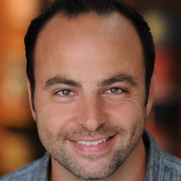 George Psarras 飾演 Officer Avel (voice)