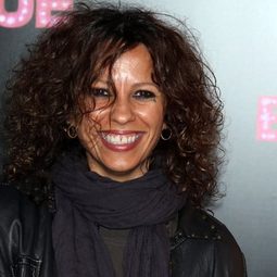 Linda Perri 飾演 Cissy