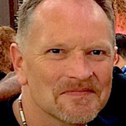 James D.R. Hickox 飾演 Chuck