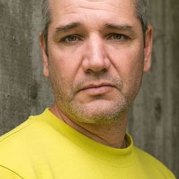 Svezhen Mladenov 飾演 Victor