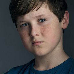 Kieran Cochrane 飾演 Ethan Chalmers