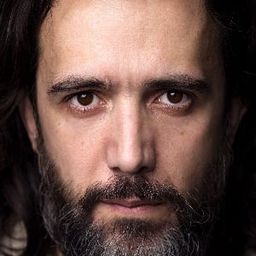 Ricardo Freitas 飾演 Hogan Savage