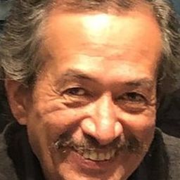 Erando González 飾演 