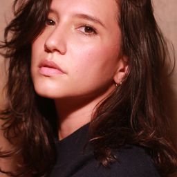 Lorena Comparato 飾演 Professora Adriana (voice)