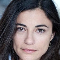 Julie Bataille 飾演 Julie (Tuileries)