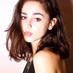 薩米亞·芬納蒂 飾演 Esther