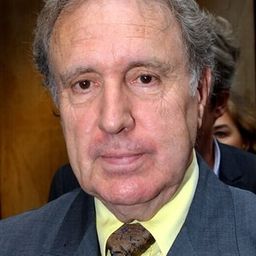 Philippe Magnan 飾演 Roussillon