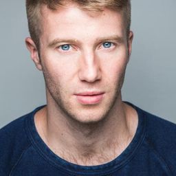 Kane Surry 飾演 Oli