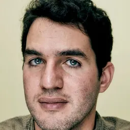 賓尼薩法地 飾演 Frank Manatee