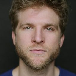 Dominique Engelhardt 飾演 Hans, the guard