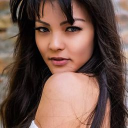 Jenny Umbhau 飾演 Herself - Pinkie Stunt Double