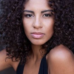 Holly Quin-Ankrah 飾演 Self