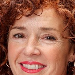 瑪塔·貝林兒 飾演 Lauras stepmother