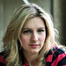 露西·蒙哥馬利 飾演 Gerda Gustav (voice)