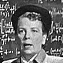 Marjorie Crossland 飾演 Hilda, Barnhart's secretary