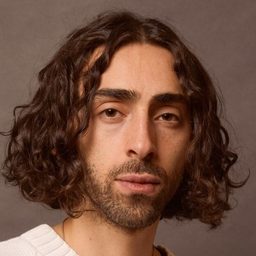 Mateo Arias 飾演 Clifton