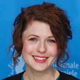 Hannah Steele 飾演 Mary Burns