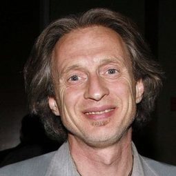 麥可·布席米 飾演 Doug