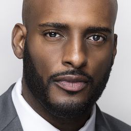 Darik Bernard 飾演 Blake