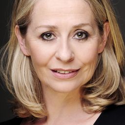 Sharon Coade 飾演 Shelter Worker