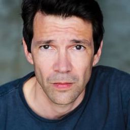 Arno Frisch 飾演 John Waits