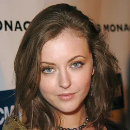 Katharine Isabelle 飾演 Simone
